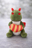 Celebra Sant Jordi con este encantador peluche de dragón 🐉💚. Con su diseño tierno y tamaño compacto de 17 cm, es el detalle perfecto para acompañar un libro o una rosa en este día tan especial.    ✨ Súper suave y agradable al tacto