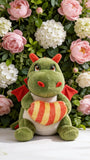 Celebra Sant Jordi con este encantador peluche de dragón 🐉💚. Con su diseño tierno y tamaño compacto de 17 cm, es el detalle perfecto para acompañar un libro o una rosa en este día tan especial.    ✨ Súper suave y agradable al tacto