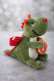 Celebra Sant Jordi con este encantador peluche de dragón 🐉💚. Con su diseño tierno y tamaño compacto de 17 cm, es el detalle perfecto para acompañar un libro o una rosa en este día tan especial.    ✨ Súper suave y agradable al tacto